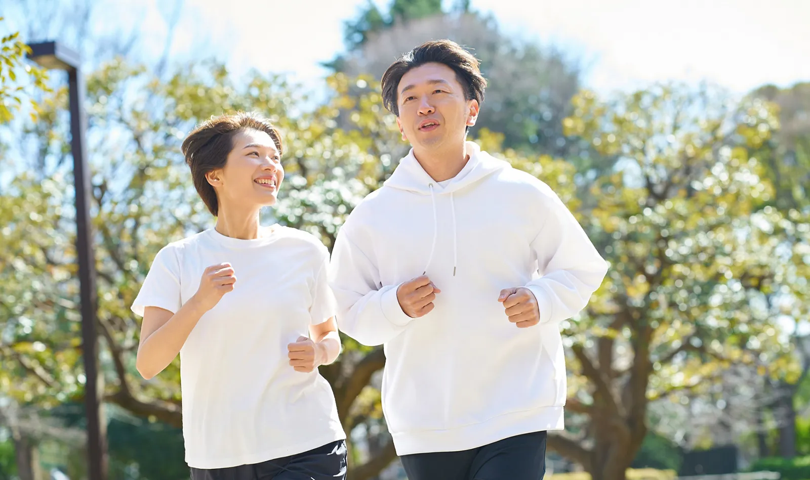 健康を意識して運動する夫婦